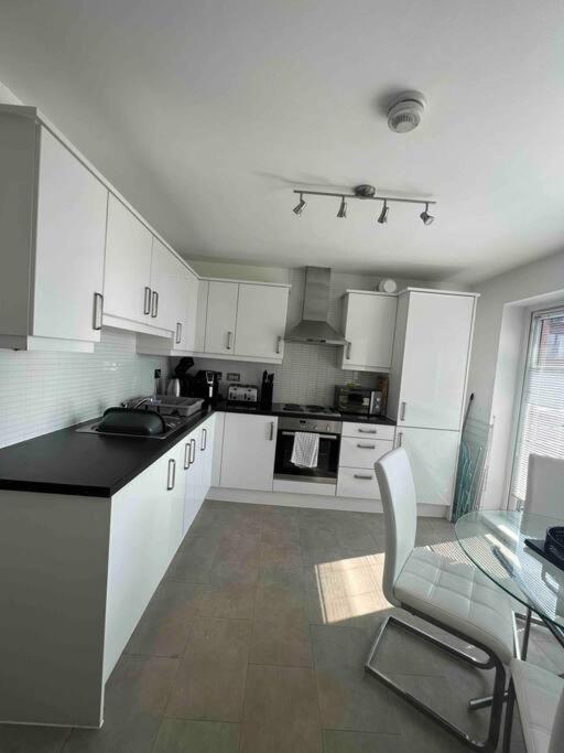 City Centre 2 Bed Apartment Честър Екстериор снимка