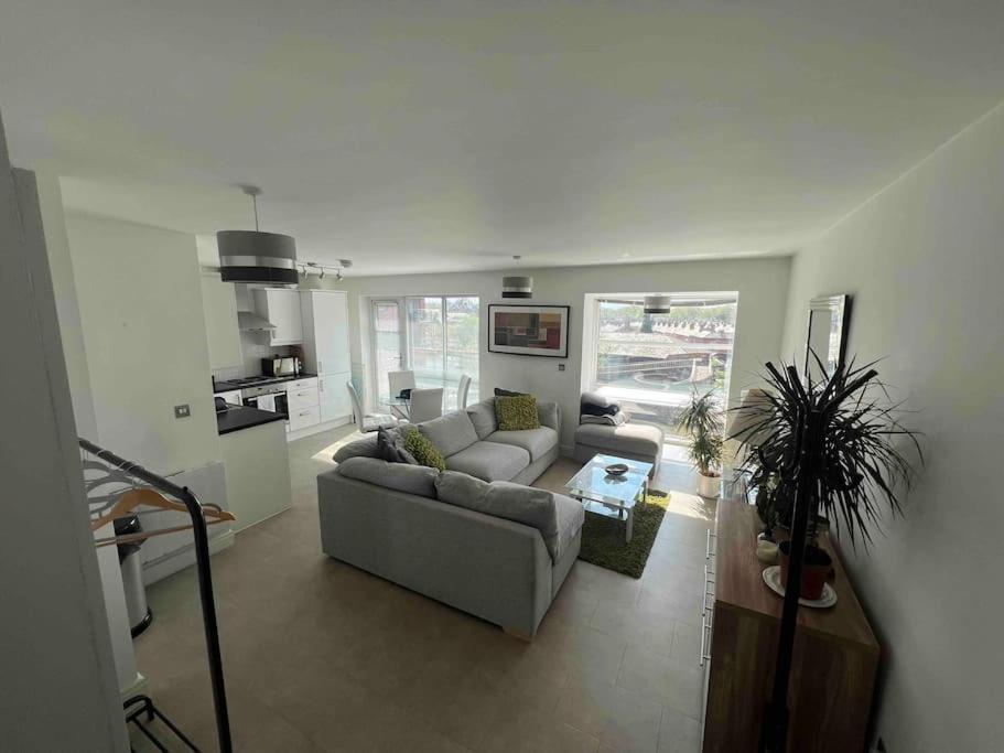 City Centre 2 Bed Apartment Честър Екстериор снимка